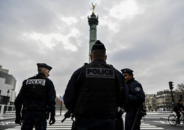 Trên đường phố chỉ còn lại các cảnh sát Pháp làm nhiệm vụ (Ảnh: Sputnik France)