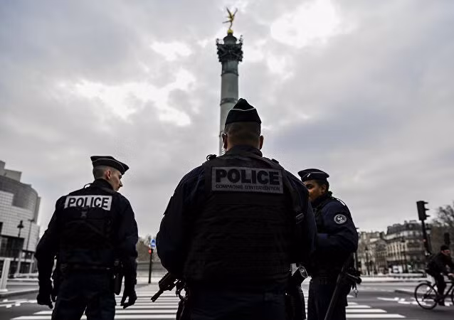 Trên đường phố chỉ còn lại các cảnh sát Pháp làm nhiệm vụ (Ảnh: Sputnik France)