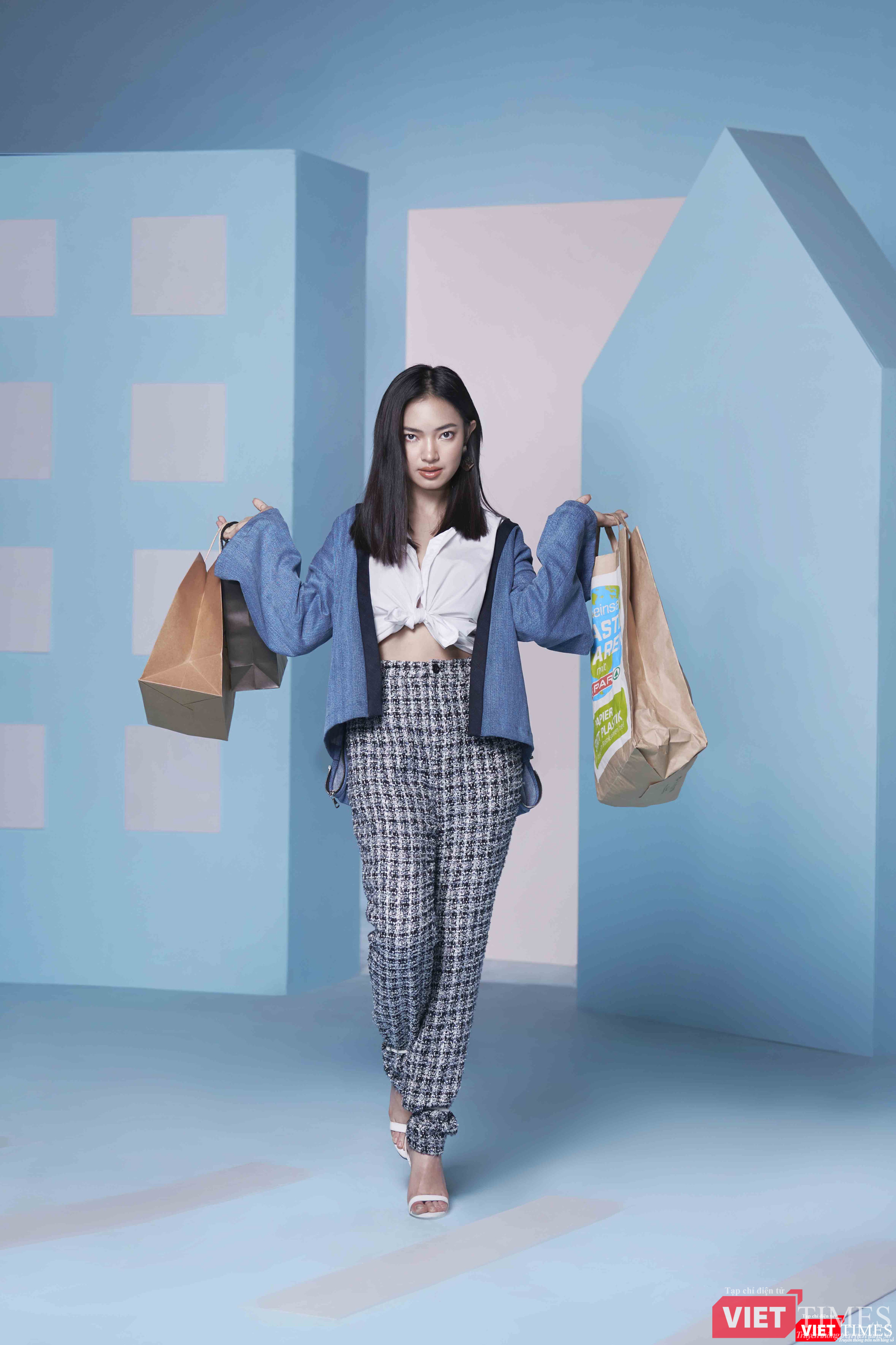 Fashionista Châu Bùi có sức ảnh hưởng đến cộng đồng trẻ, được gọi là "đại sứ cách ly" khi tuyên bố "Đi cách ly như đi nghỉ dưỡng"