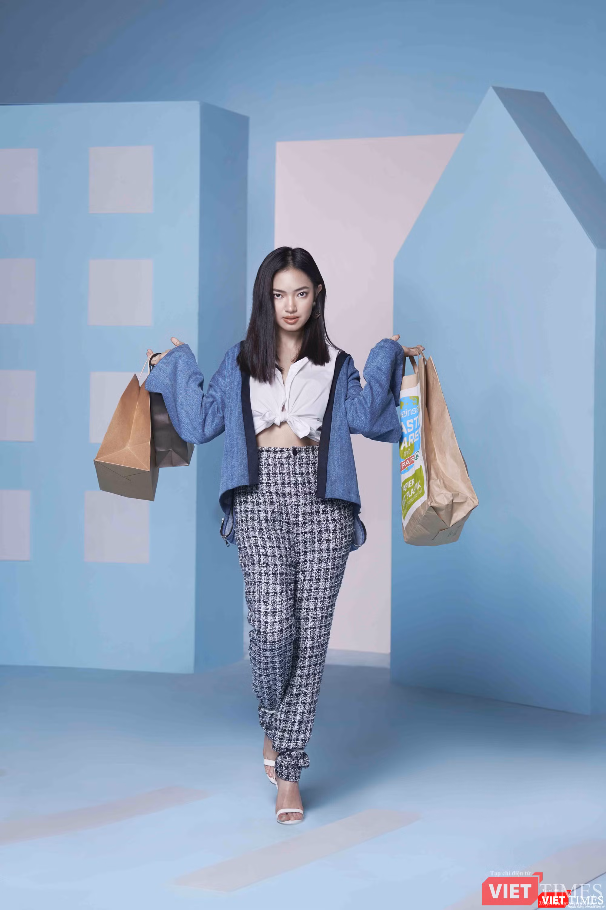 Fashionista Châu Bùi có sức ảnh hưởng đến cộng đồng trẻ, được gọi là "đại sứ cách ly" khi tuyên bố "Đi cách ly như đi nghỉ dưỡng"