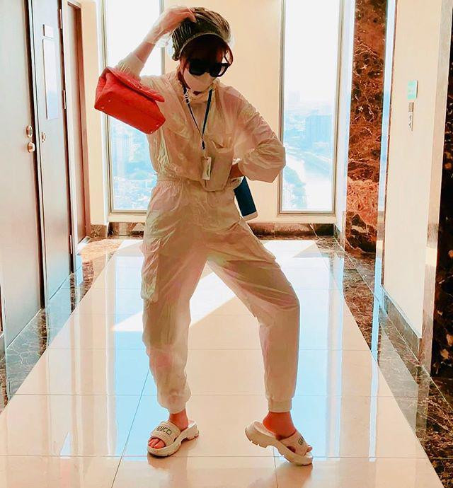 Hari Won ở trong phòng cũng lên đồ bảo vệ toàn thân chống dịch COVID-19?