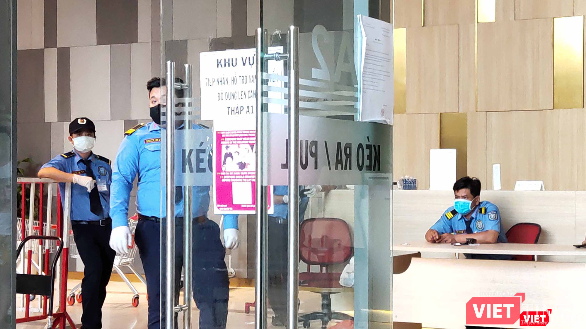 Khu căn hộ cao cấp là nơi cư trú của hai bệnh nhân số 97, 98 tại Quận 4 cũng đã được cách ly tháp A1 (Ảnh: Hòa Bình) Khu căn hộ cao cấp là nơi cư trú của hai bệnh nhân số 97, 98 tại Quận 4 cũng đã được cách ly tháp A1 (Ảnh: Hòa Bình)