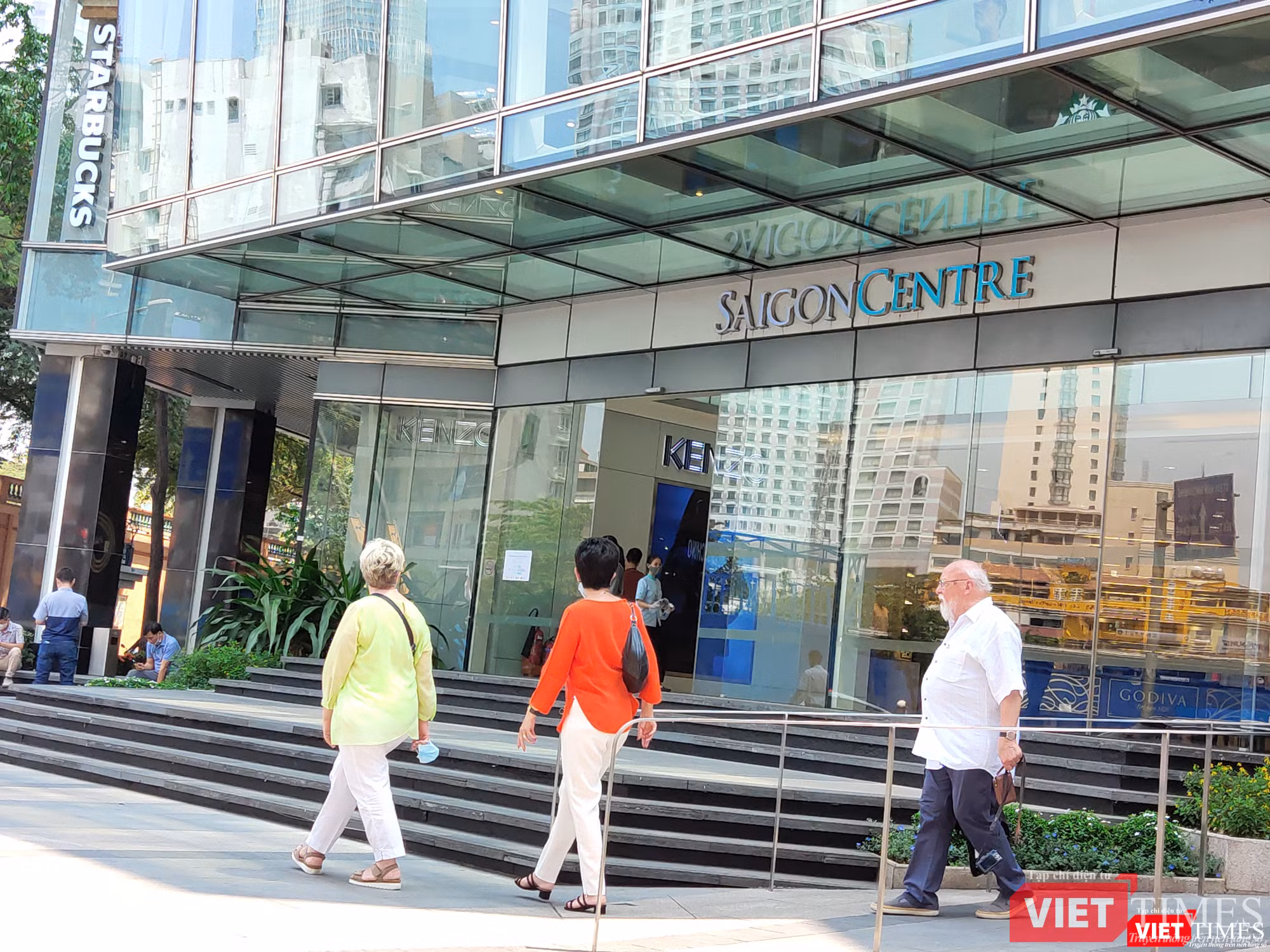 Vẫn còn khách du lịch quốc tế chưa chịu đeo khẩu trang khi đi ra nơi công cộng Vẫn còn khách du lịch quốc tế chưa chịu đeo khẩu trang khi đi ra nơi công cộng