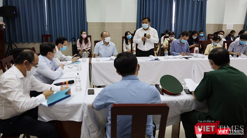 Đại diện UBND quận 11 báo cáo tình hình với đoàn làm việc