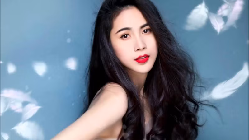 Ca sĩ Thủy Tiên, bà xã của cựu cầu thủ Công Vinh (Ảnh: FBNV) 