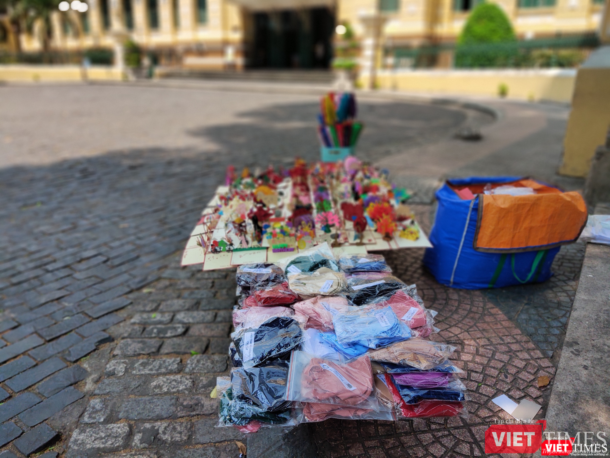 Khẩu trang bày bán cho khách du lịch ngay ngoài cửa Bưu điện Trung tâm