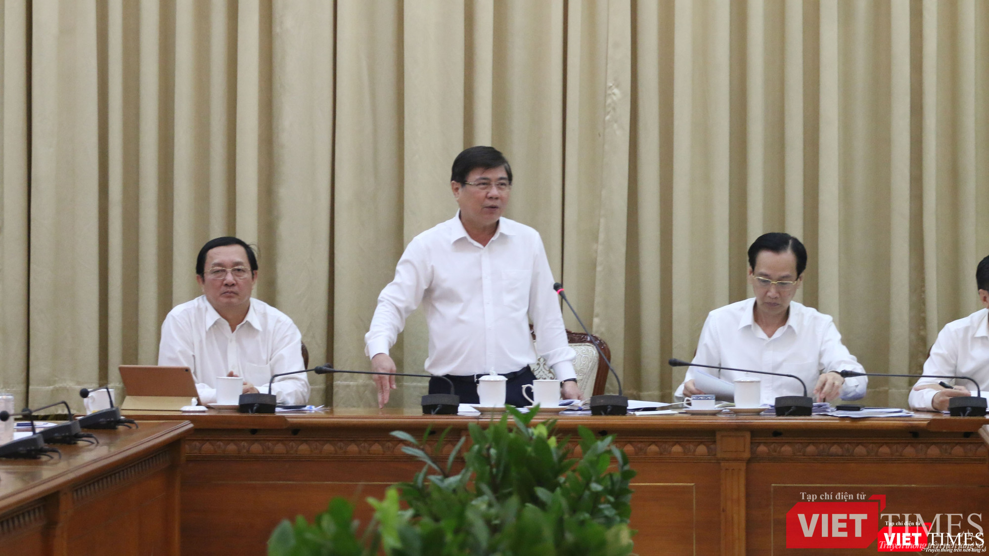 PGS.TS Huỳnh Thành Đạt ngồi đầu tiên bên trái ảnh, bên cạnh Chủ tịch UBND TP.HCM Nguyễn Thành Phong đang phát biểu (Ảnh: Sỹ Đông) PGS.TS Huỳnh Thành Đạt ngồi bên trái ảnh, bên cạnh Chủ tịch UBND TP.HCM Nguyễn Thành Phong đang phát biểu (Ảnh: Sỹ Đông)
