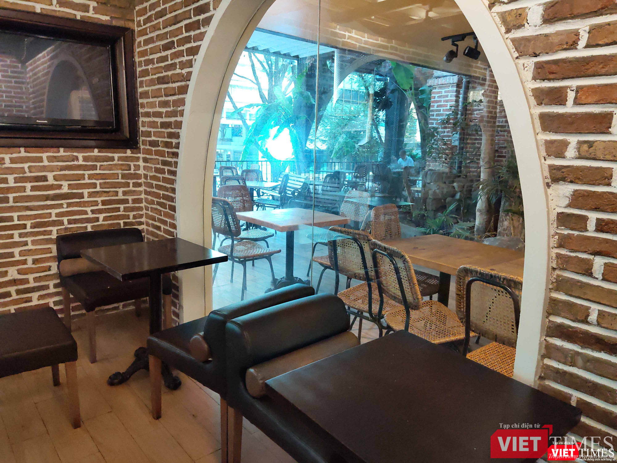 Một quán cà phê trên đường Nguyễn Du, quận 1, bình thường tập trung cực kỳ đông đúc nay vắng khách 