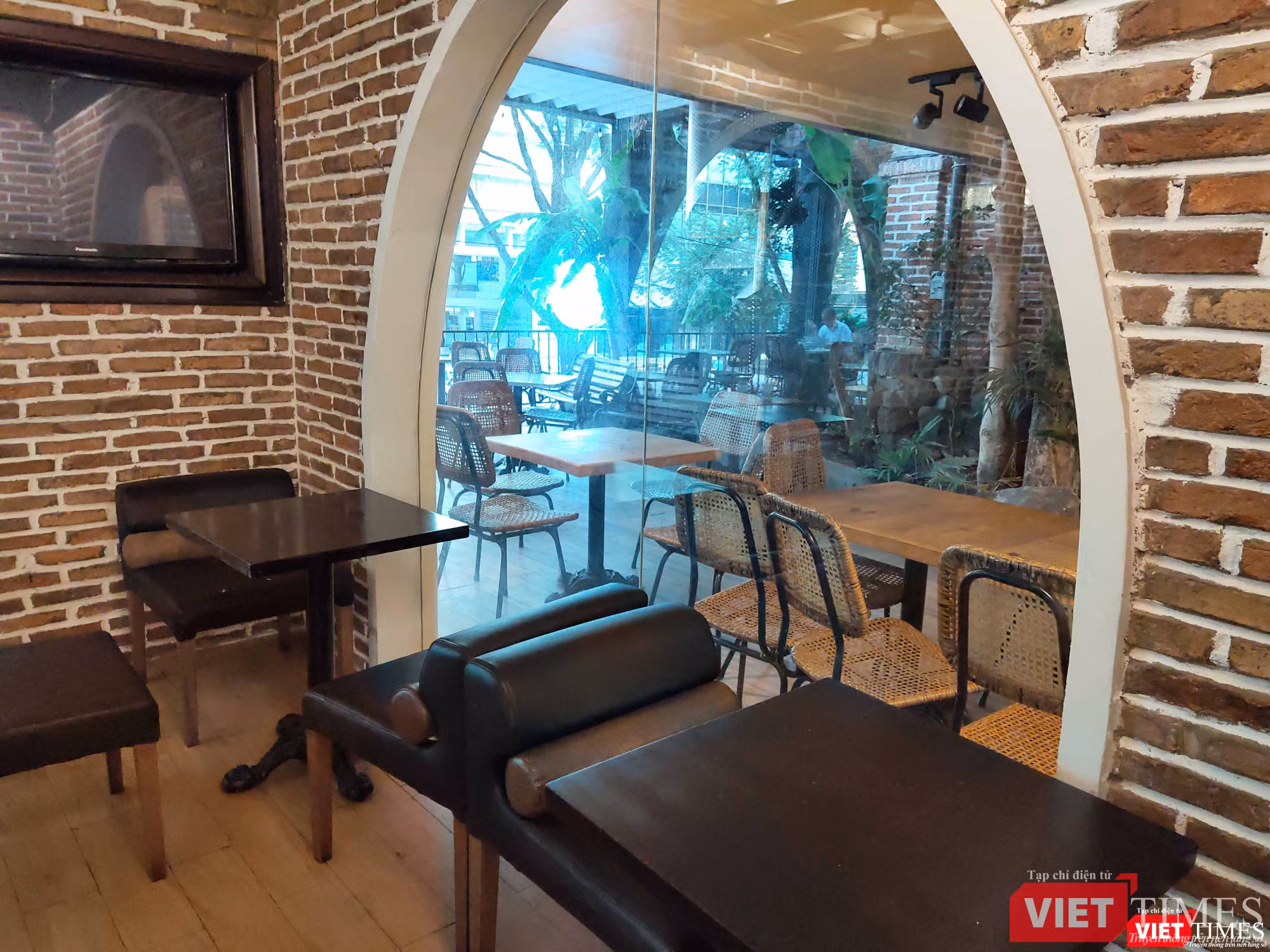 Một quán cà phê trên đường Nguyễn Du, quận 1, bình thường tập trung cực kỳ đông đúc nay vắng khách Một quán cà phê trên đường Nguyễn Du, quận 1, bình thường tập trung cực kỳ đông đúc nay vắng khách