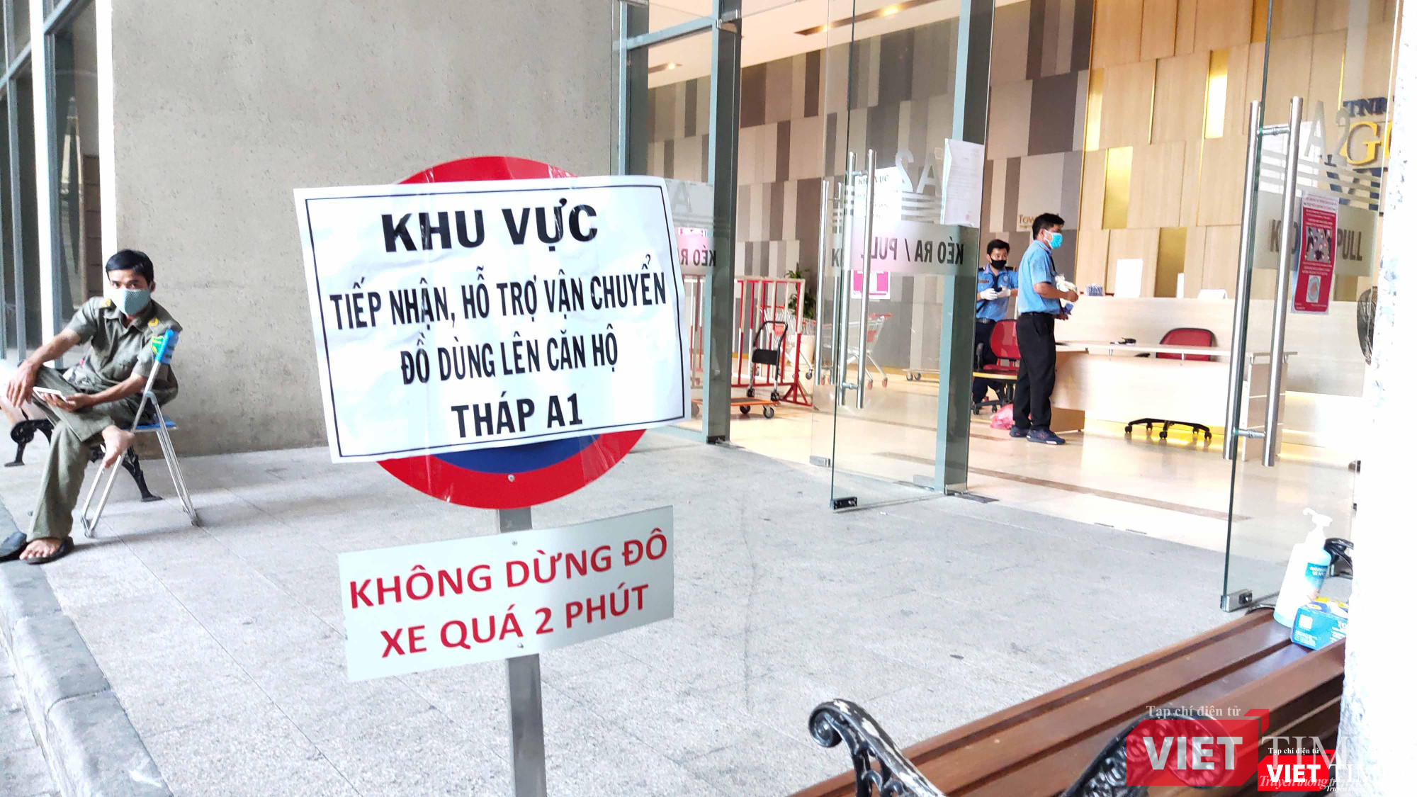 Khu vực tiếp nhận, hỗ trợ vận chuyển đồ dùng lên căn hộ Tháp A1 Khu vực giao nhận đồ