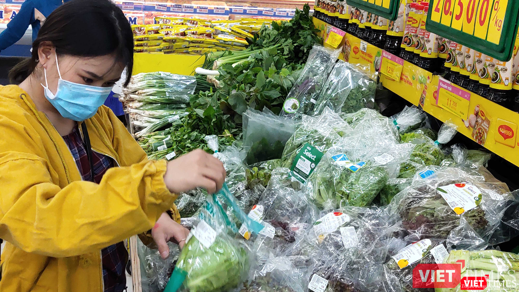 Người dân mua hàng tại Saigon Co.op Mart, một trong những điểm bình ổn giá (Ảnh: Hòa Bình) Người dân mua hàng tại Saigon Co.op Mart, một trong những điểm bình ổn giá (Ảnh: Hòa Bình)