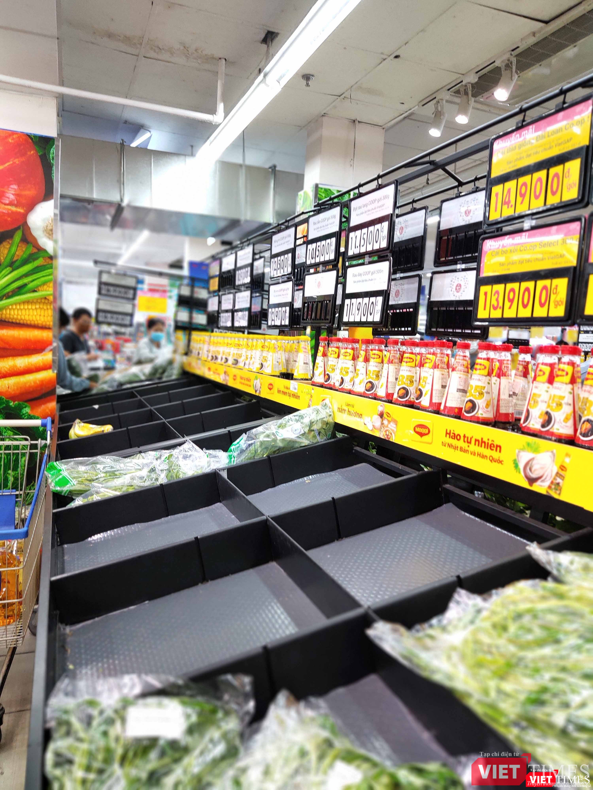 Dù hàng hóa rất phong phú nhưng có nhiều quầy hàng bắt đầu bị trống cục bộ