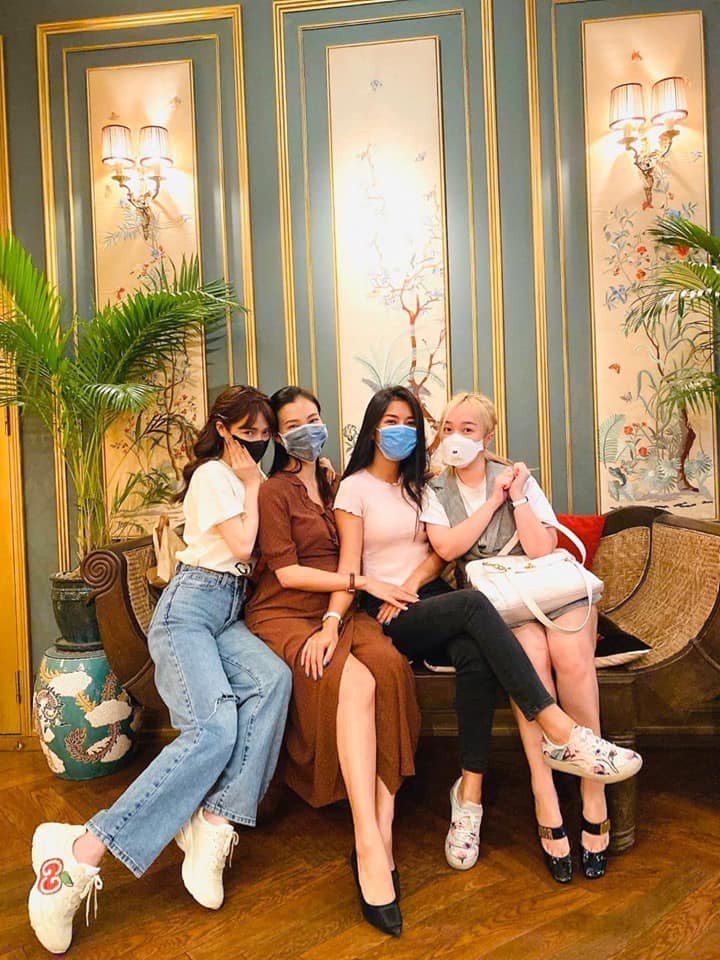 Nhã Phương gặp gỡ bạn bè thời Corona