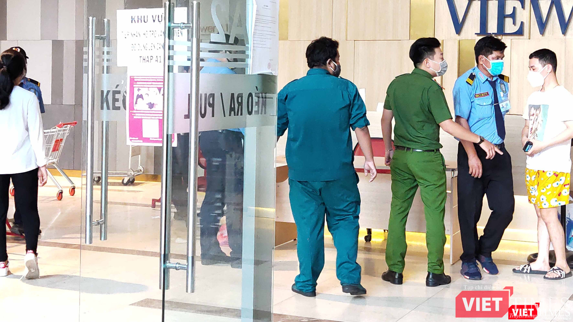 Người dân muốn đi vào hay đi ra khỏi tòa Tháp A1 cũng phải trình báo với cơ quan chức năng Cơ quan chức năng trên địa bàn Quận 4 đã tiến hành phong tỏa tòa Tháp A1