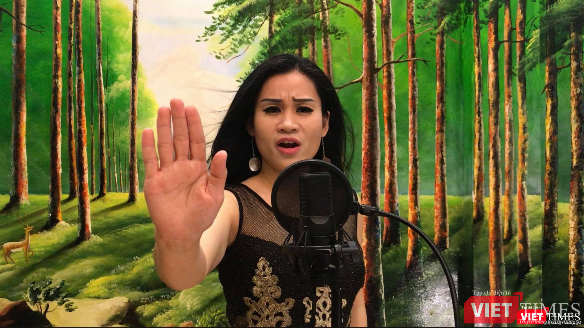 Ca sĩ Đào Tố Loan thể hiện bản tiếng Anh 