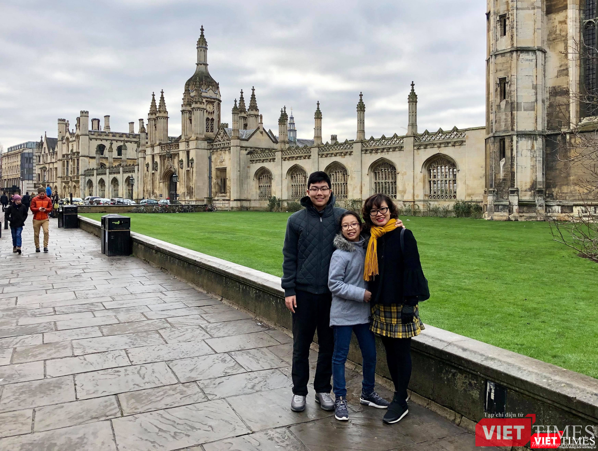 Nguyễn Quỳnh Trang và hai con đang sống tại London (Ảnh: NVCC) 