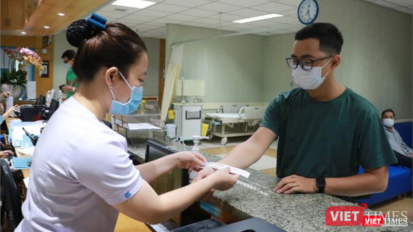 Người bệnh đeo vòng tay nhận diện sau khi đã sàng lọc