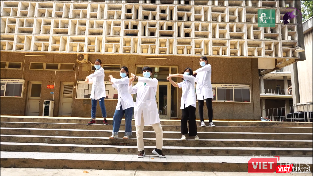 Sinh viên cổ vũ phòng chống COVID-10 theo nhạc trong bài "Ghen Cô Vy" của nhạc sĩ Khắc Hưng Nhạc trong bài