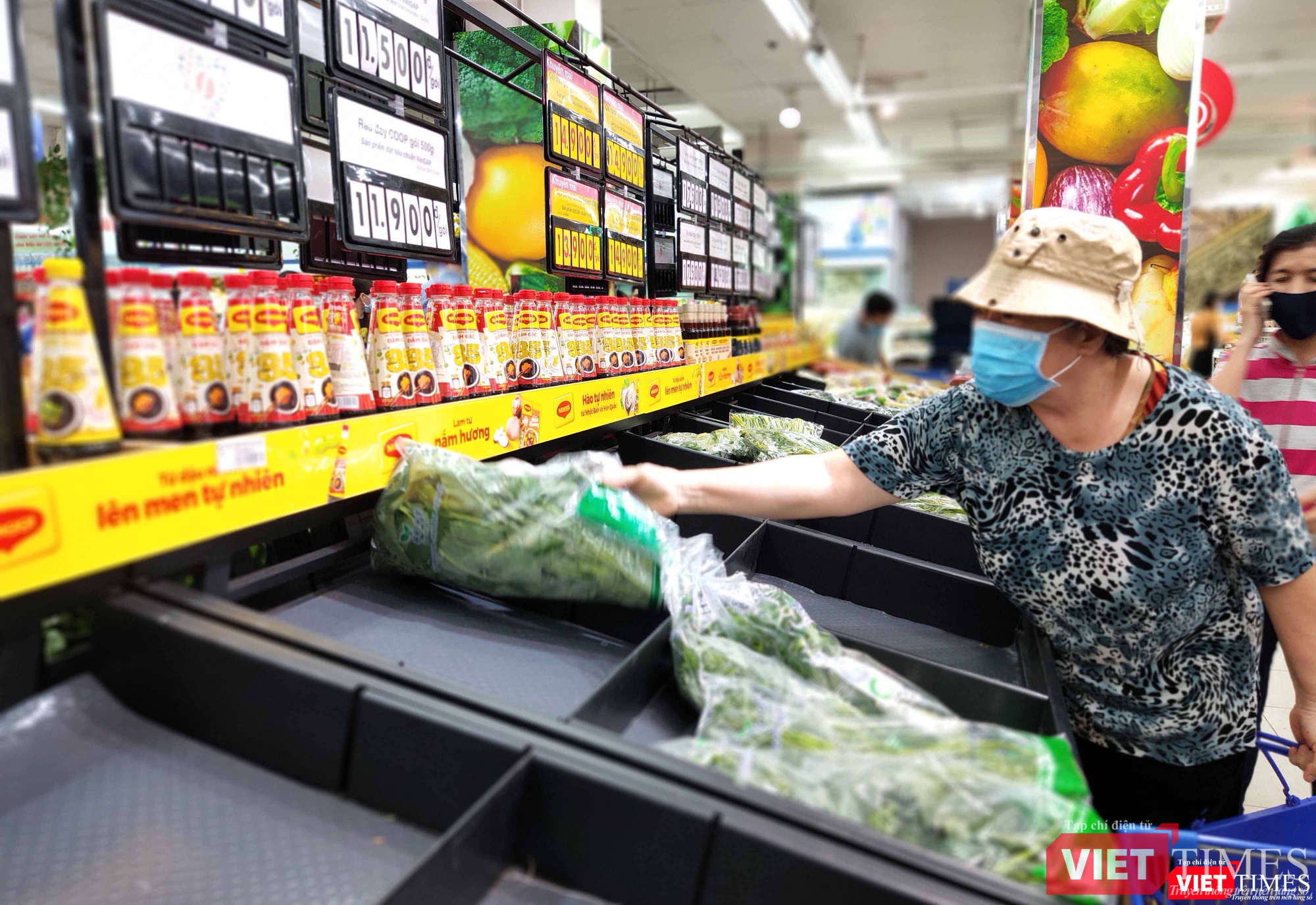 Nhiều quầy hàng bắt đầu bị trống cục bộ, người mua tần ngần chọn những mớ rau cuối cùng