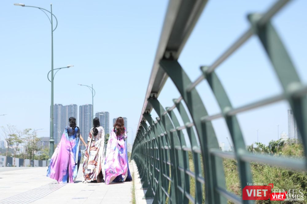 Đẹp lộng lẫy trong áo dài Việt Hùng, các ca sĩ thả dáng trên phố vắng Đẹp lộng lẫy trong áo dài Việt Hùng, các ca sĩ thả dáng trên phố vắng