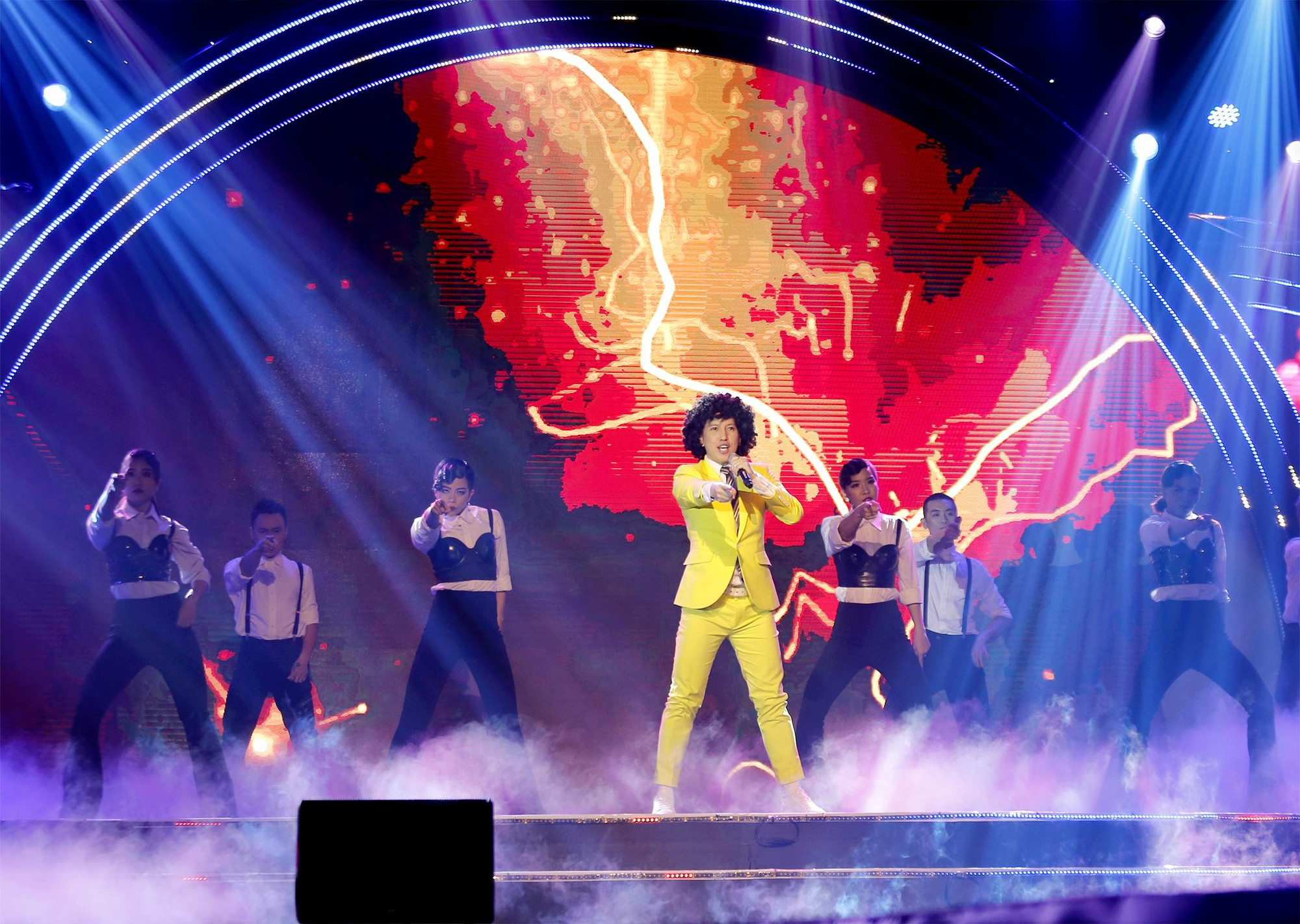 Ca sĩ Y Thanh biểu diễn trên sân khấu Việt Ca sĩ Y Thanh biểu diễn trên sân khấu Việt