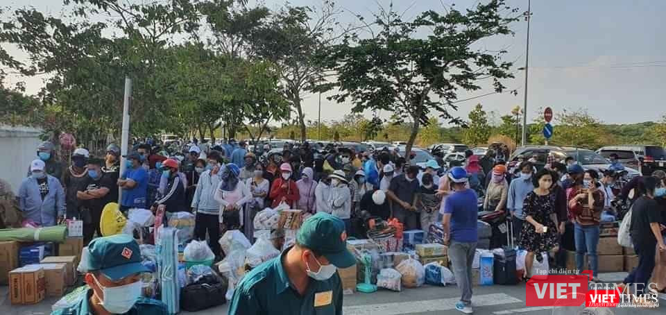 Theo phản ánh từ BQL KTX, ddám đông người tiếp tế gây khó khăn cho lực lượng phục vụ (Ảnh: BQL KTX cung cấp)