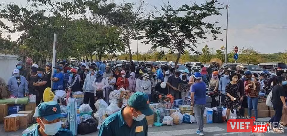 Theo phản ánh từ BQL KTX, ddám đông người tiếp tế gây khó khăn cho lực lượng phục vụ (Ảnh: BQL KTX cung cấp)