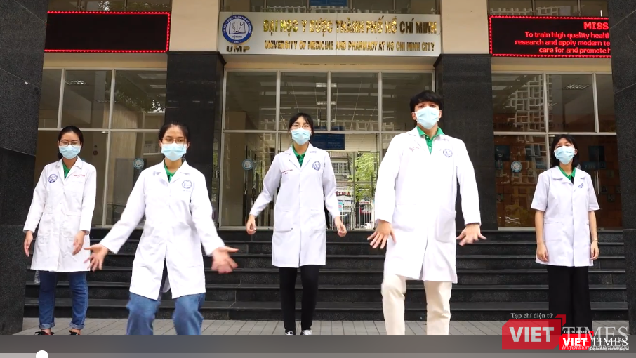 Sinh viên ĐH Y Dược TP.HCM làm video cổ vũ phòng chống COVID-19 theo bài hát "Ghen Cô Vy" của nhạc sĩ Khắc Hưng (Ảnh cắt từ clip). Nghe bài hát "Ghen Cô Vy" của nhạc sĩ Khắc Hưng ở đây Nghe bài hát
