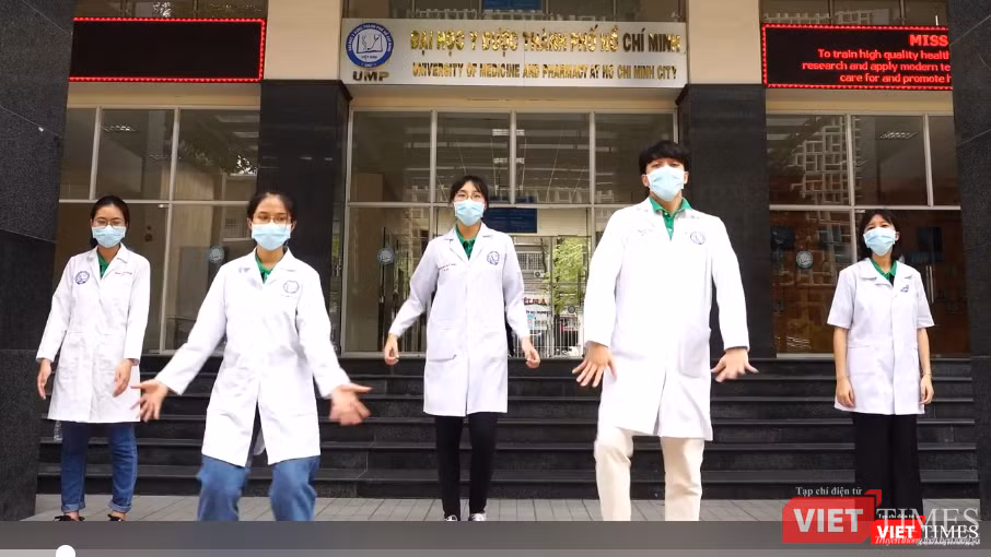 Sinh viên ĐH Y Dược TP.HCM làm video cổ vũ phòng chống COVID-19 theo bài hát "Ghen Cô Vy" của nhạc sĩ Khắc Hưng (Ảnh cắt từ clip). Nghe bài hát "Ghen Cô Vy" của nhạc sĩ Khắc Hưng ở đây Nghe bài hát