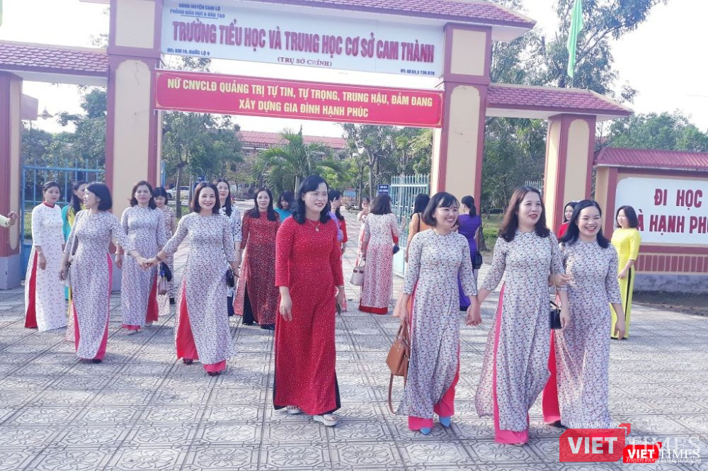 NTK Việt Hùng mang hơn 200 chiếc áo dài trị giá 200 triệu đồng trao tặng cho cán bộ và nữ giáo viên xã Cam Thành, huyện Cam Lộ, tỉnh Quảng Trị trong dịp 8/3/2020 (Ảnh: Lý Võ Phú Hưng)