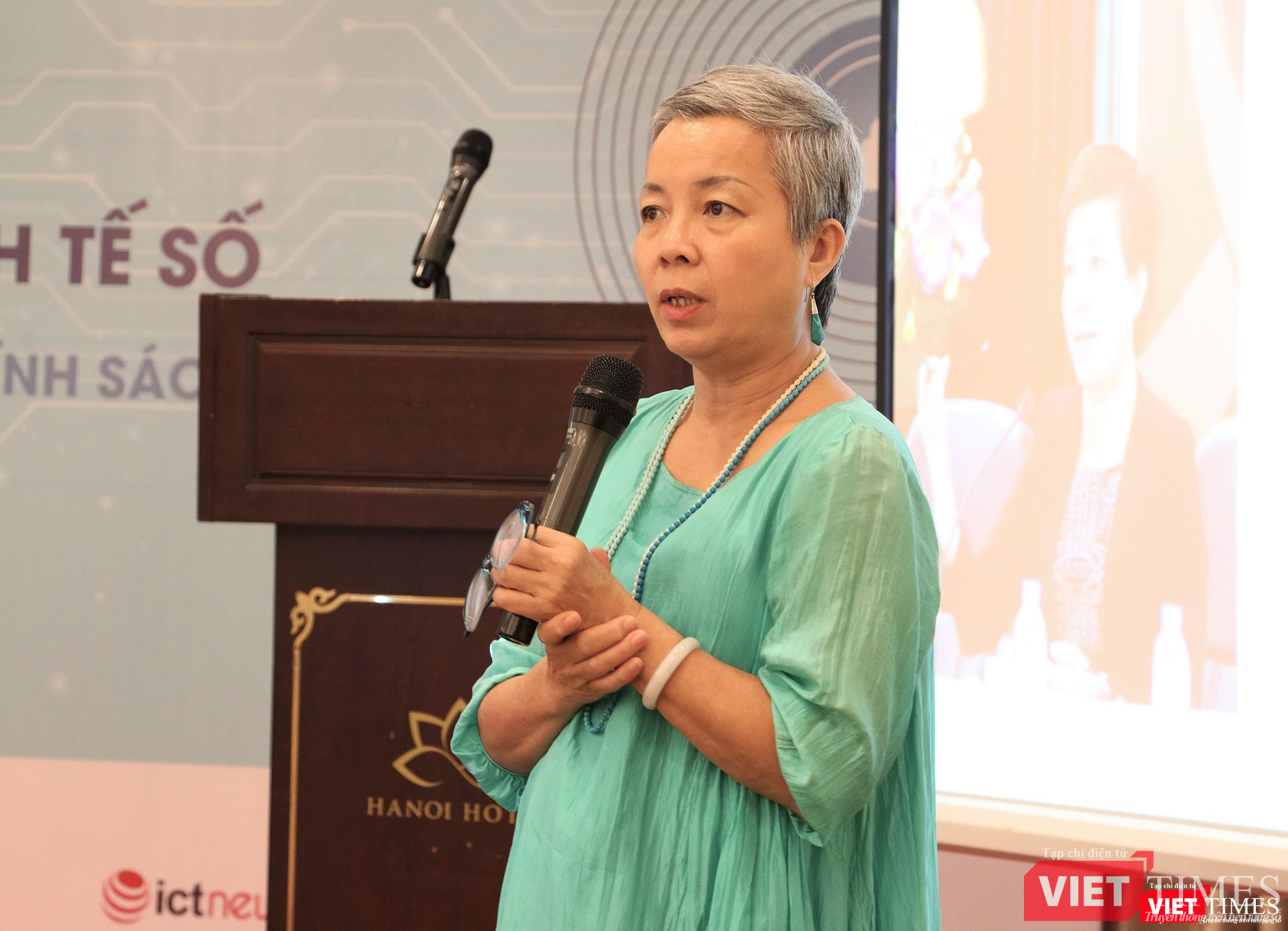 Bà Vân Anh nói rằng đã có trường hợp người tố cáo bạo hành bị lộ thông tin khiến họ bị trả thù (ảnh: Đăng Khoa) Bà Vân Anh nói rằng đã có trường hợp người tố cáo bạo hành bị lộ thông tin khiến họ bị trả thù (ảnh: Đăng Khoa)