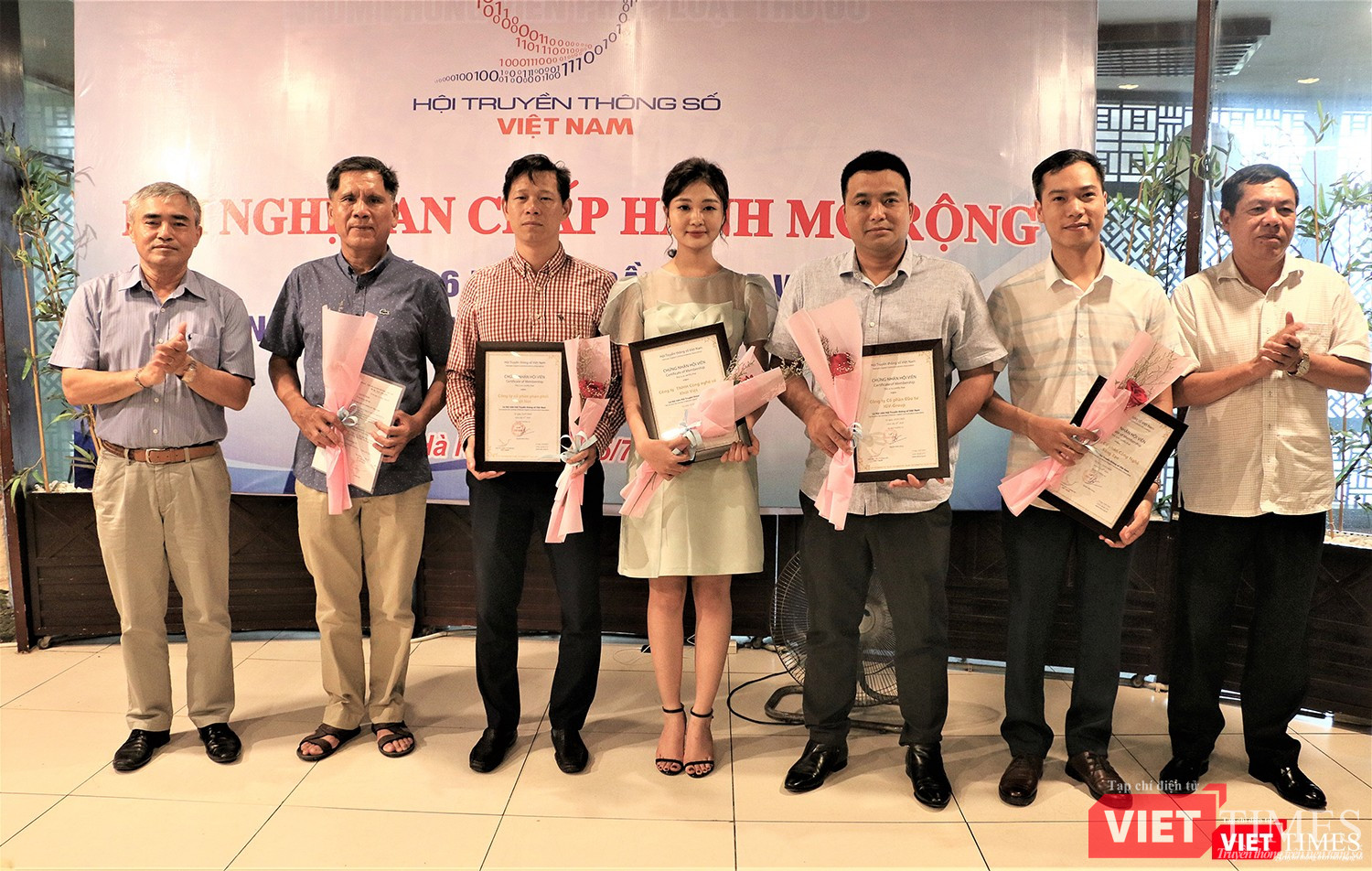 Chủ tịch và Phó Chủ tịch VDCA trao chứng nhận và hoa cho các thành viên mới của Hội (ảnh: Đăng Khoa)