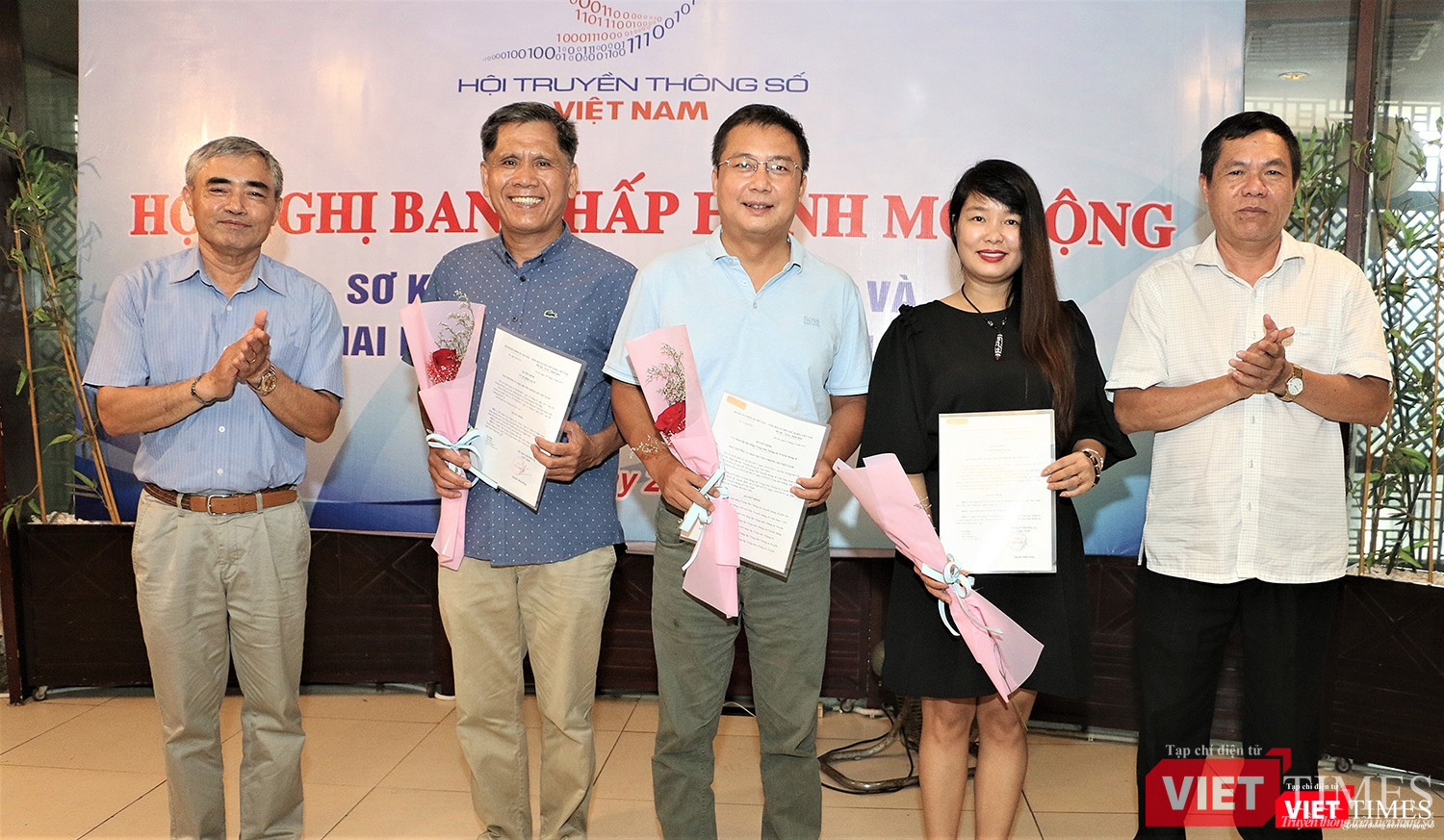 Trao quyết định bổ nhiệm lãnh đạo các Trung tâm trực thuộc Hội (ảnh: Đăng Khoa)