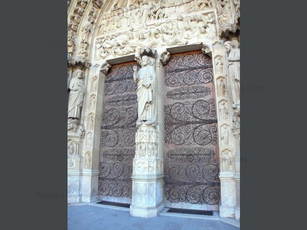 Cánh cổng ở mặt phía Tây nhà thờ