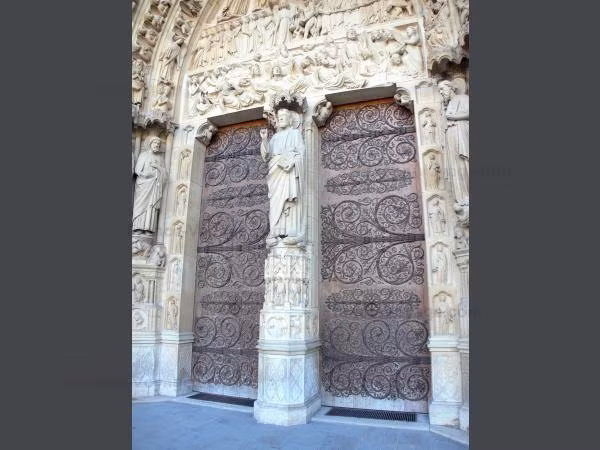 Cánh cổng ở mặt phía Tây nhà thờ