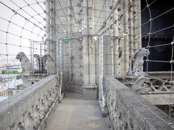 Các bức tượng trên nóc nhà thờ