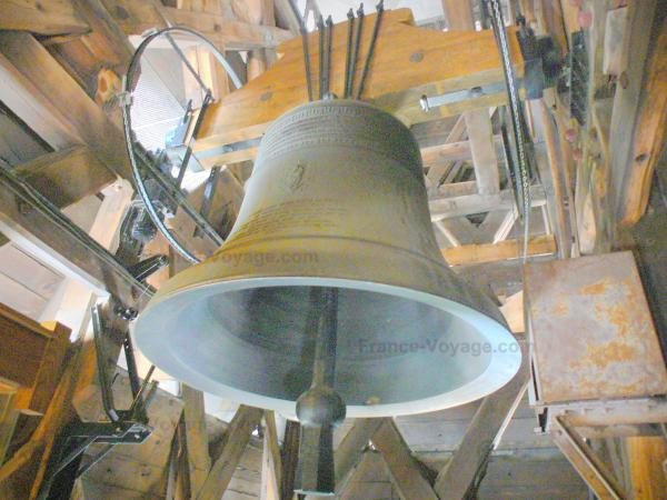 Quả chuông ở tháp phía nam của nhà thờ