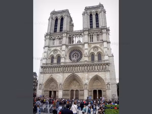 Khách du lịch đứng trước mặt tiền phía Tây