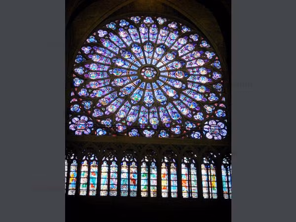 Mái vòm với hoa văn tinh xảo