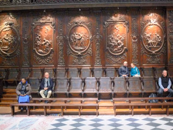 Hàng ghế gỗ bên trong nhà thờ