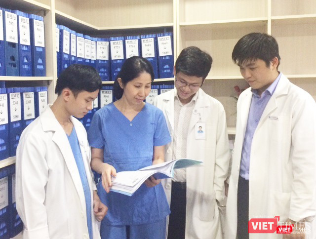 PGS.TS Vương Thị Ngọc Lan hướng dẫn các bác sĩ trẻ (Ảnh:NVCC) PGS.TS Vương Thị Ngọc Lan hướng dẫn các bác sĩ trẻ (Ảnh:NVCC)