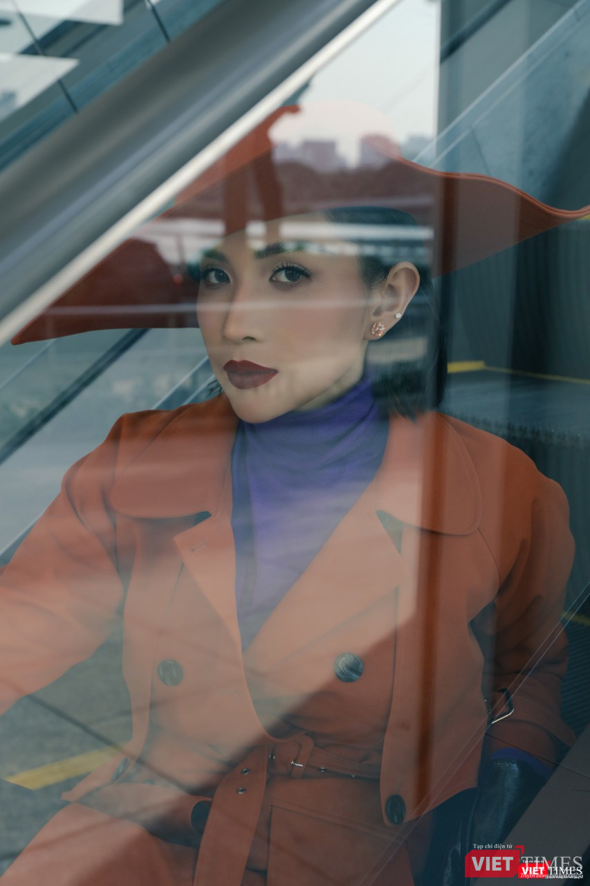 Khả Như được biết đến với nhiều vai trò về diễn xuất, MC, đạo diễn và biên kịch