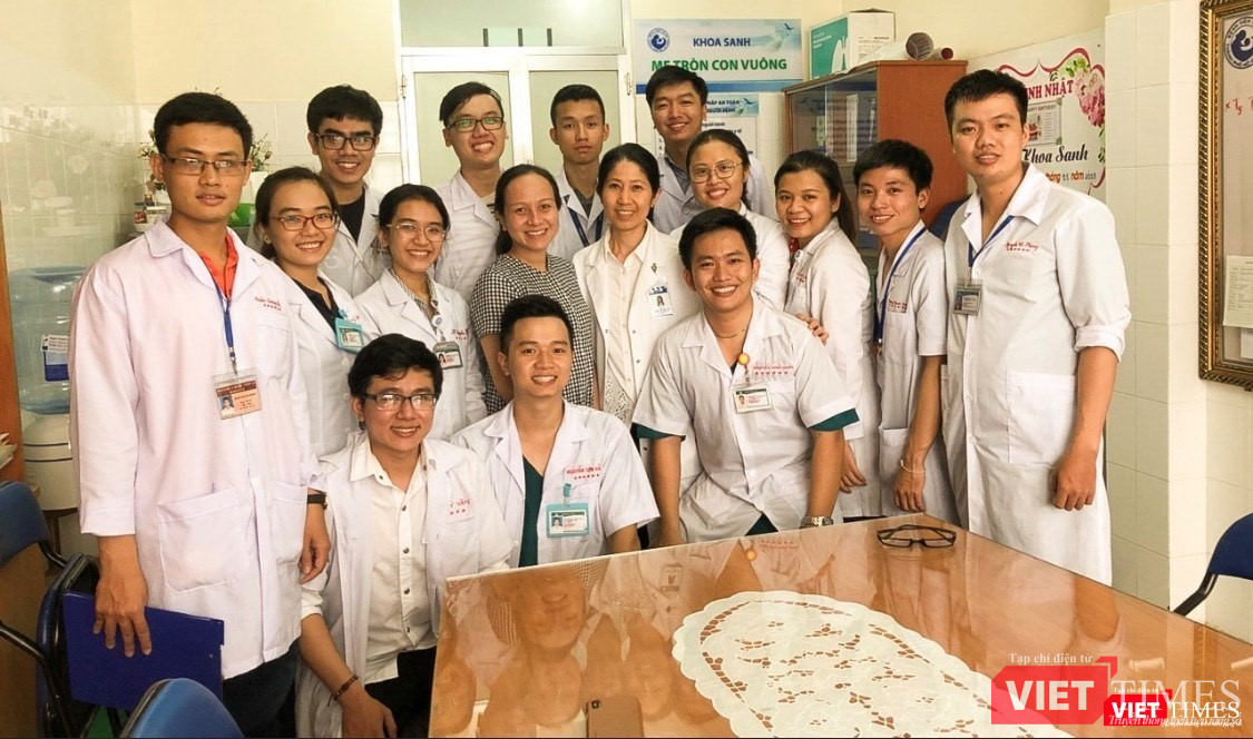 PGS.TS Vương Thị Ngọc Lan và sinh viên thực tập Sản phụ khoa PGS.TS Vương Thị Ngọc Lan và sinh viên thực tập Sản phụ khoa