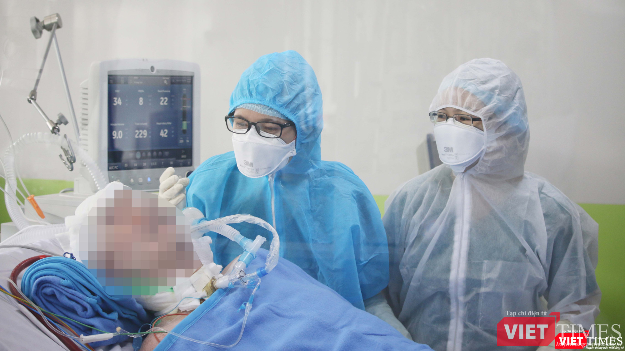 Các điều dưỡng Khoa HSCC giao tiếp với bệnh nhân 91 Các điều dưỡng Khoa HSCC giao tiếp với bệnh nhân 91