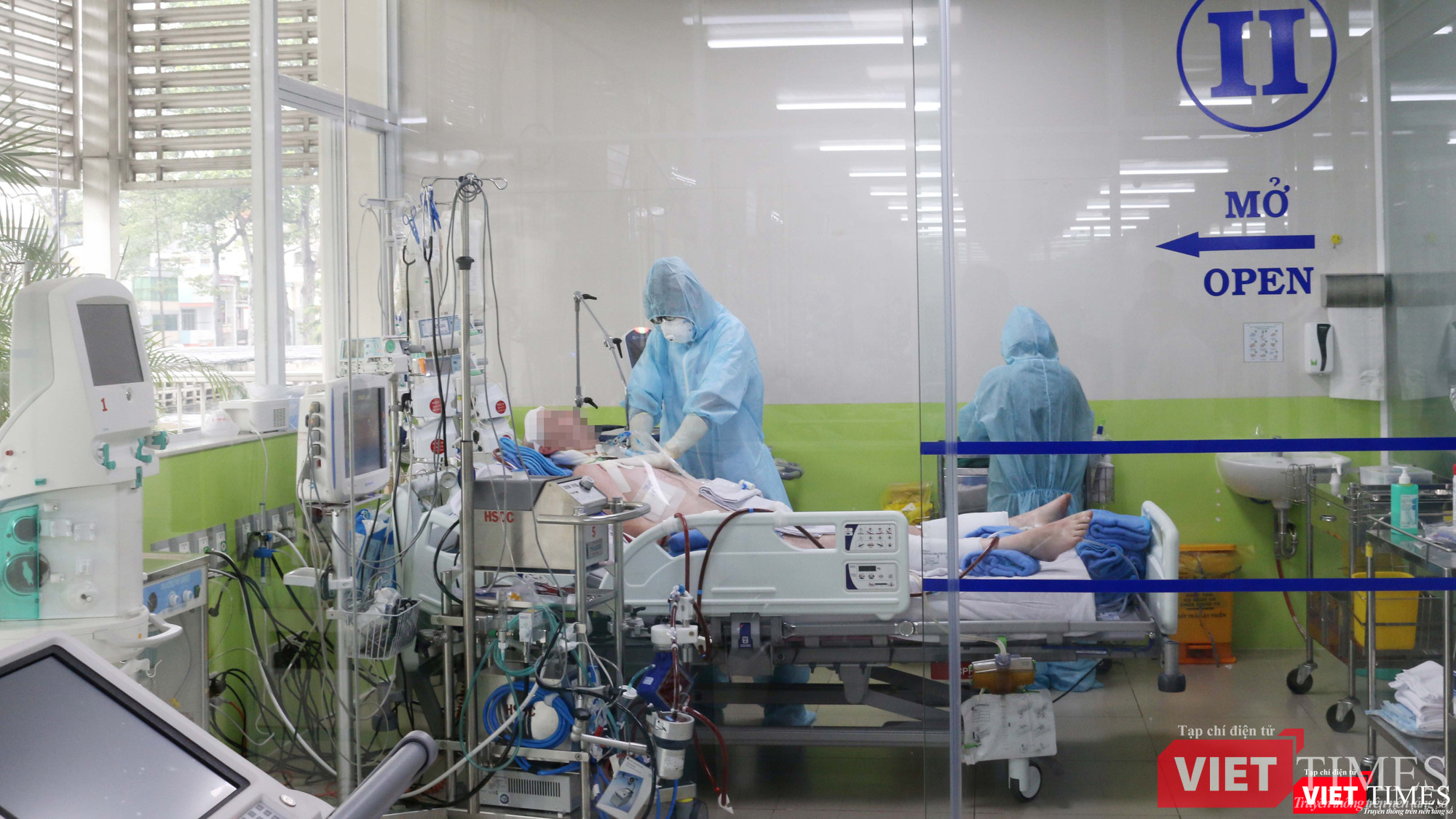 Điều trị cho bệnh nhân 91 trong phòng điều trị đặc biệt - Khoa Hồi sức cấp cứu - BV Chợ Rẫy Điều trị cho bệnh nhân 91 trong phòng điều trị đặc biệt - Khoa Hồi sức cấp cứu - BV Chợ Rẫy