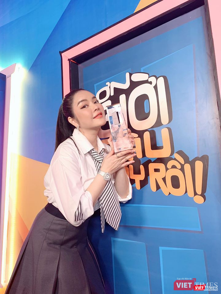 Lý Nhã Kỳ bất ngờ chiến thắng và giành cúp tập mở màn đầu tiên tối qua 24/5