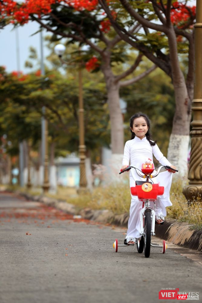 Mẫu nhí Thiên Nga tự tin trước ống kính (Ảnh: Lý Võ Phú Hưng) 