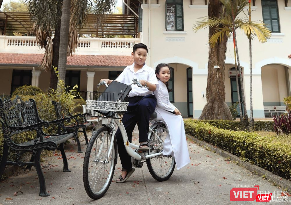 Tuổi ngây thơ hồn nhiên cắp sách tới trường