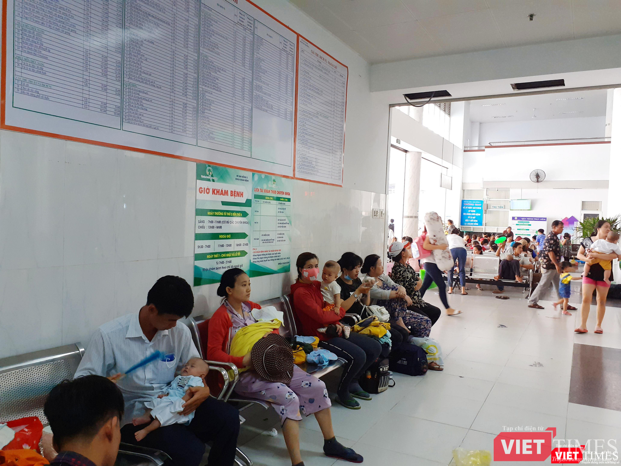 Rất đông phụ huynh đưa con đến bênh viện ngay từ sáng sớm