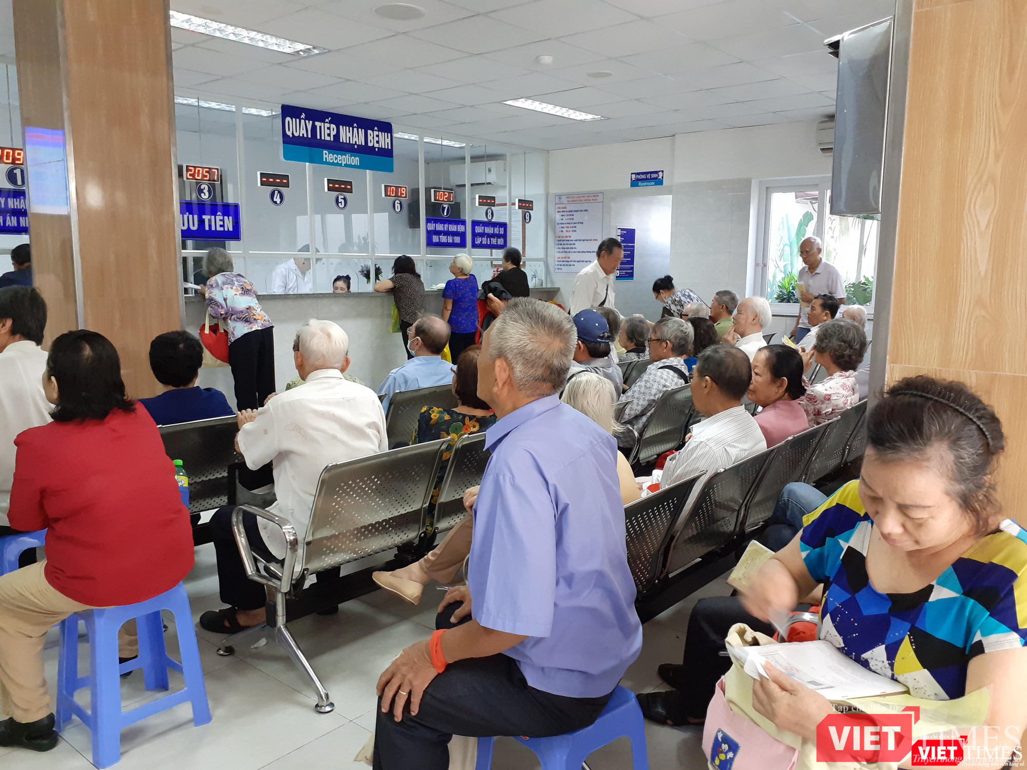 Thời tiết nắng gắt, số lượt bênh nhân chủ yếu là người già đến khám ngoại trú tăng liên tục tại Bệnh viện Thống Nhất